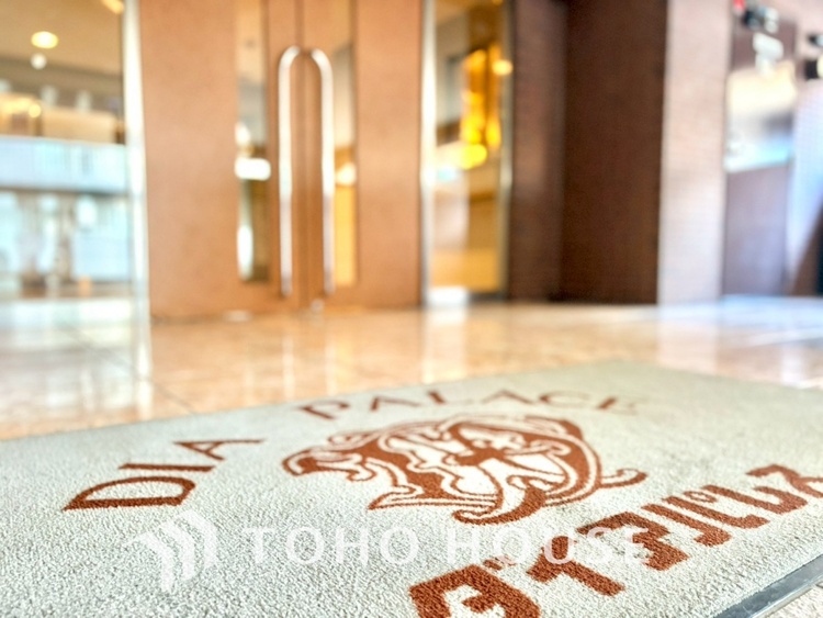 エントランス 【ENTRANCE】◆家族◆家で家族と過ごす時間は限られている。帰りを待つ家族の元へと急ぐときの弾む思い。そんな思いを引き立てる邸宅。