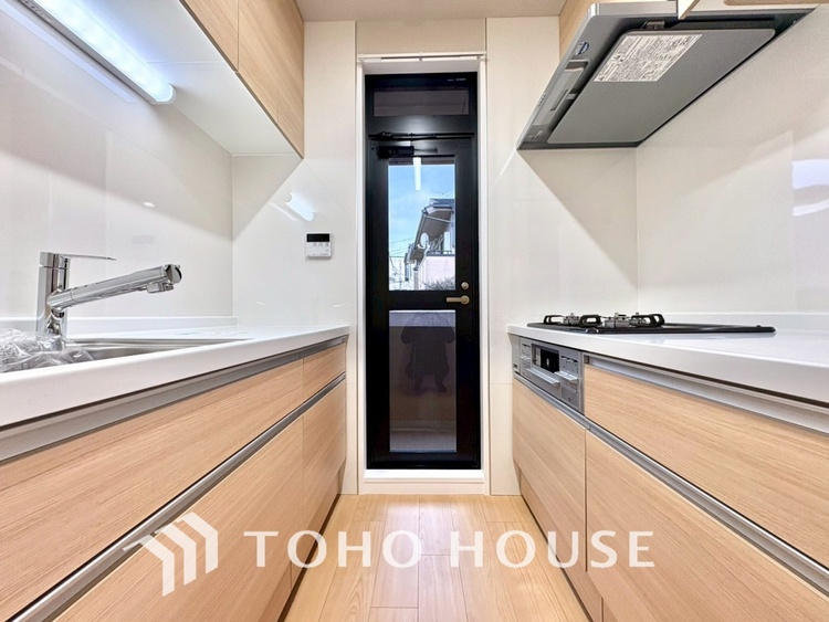 キッチン 【KITCHEN】◆ワクワク◆開放的で機能性も高いシステムキッチン。お子様は毎日のご飯にワクワク！