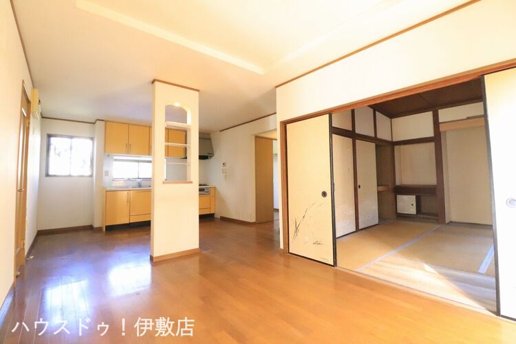 居間 【リビング】リビングと和室が隣接しており、襖を開ければ開放感のある空間