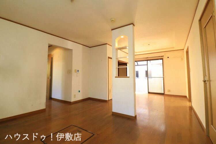 居間 【リビング】東側に掃き出し窓があり、光が入りやすいリビング