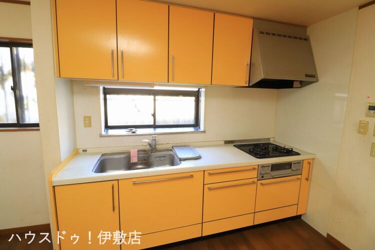 キッチン 【キッチン】吊戸棚付きのキッチン！収納が多いのはうれしいですね