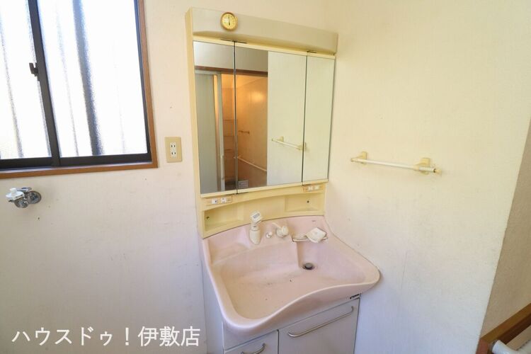 その他 【洗面台】人気の3面鏡を採用しました。ミラー裏が収納になっているので、生活感を出さずに収納することが出来ます。