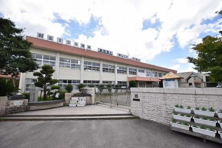 周辺 石谷小学校【鹿児島市立石谷小学校】は、石谷町に位置する1878年創立の小学校です。令和4年度の生徒数は503人で、20クラスあります。校訓は「あかるく　かしこく　たく… 徒歩 約25分（約2000m）