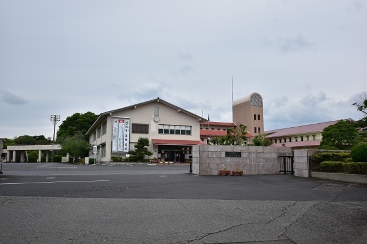 周辺 県立松陽高等学校【県立松陽高等学校】多様なコースをもった普通科高校として昭和58年4月に開校。校訓　「向学・高雅・貢献」 徒歩 約17分（約1300m）