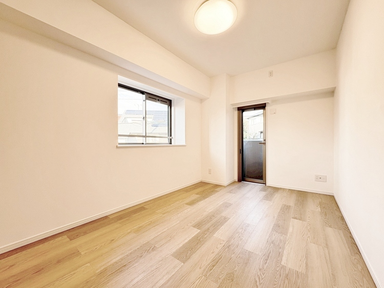 寝室 ベッドも十分に設置するスペースがあります。