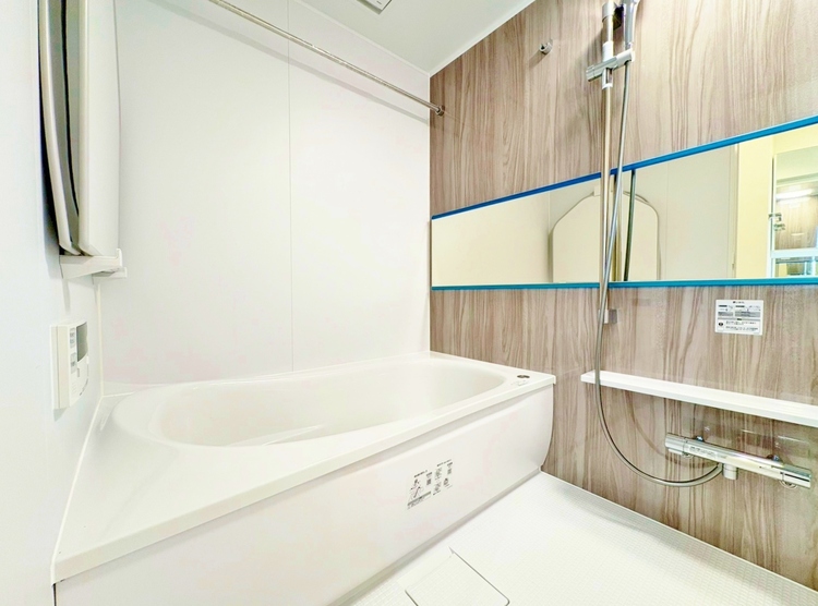 風呂 一日の疲れを癒すバスルームは、心地よいリラックスを叶える清潔感溢れる空間です。