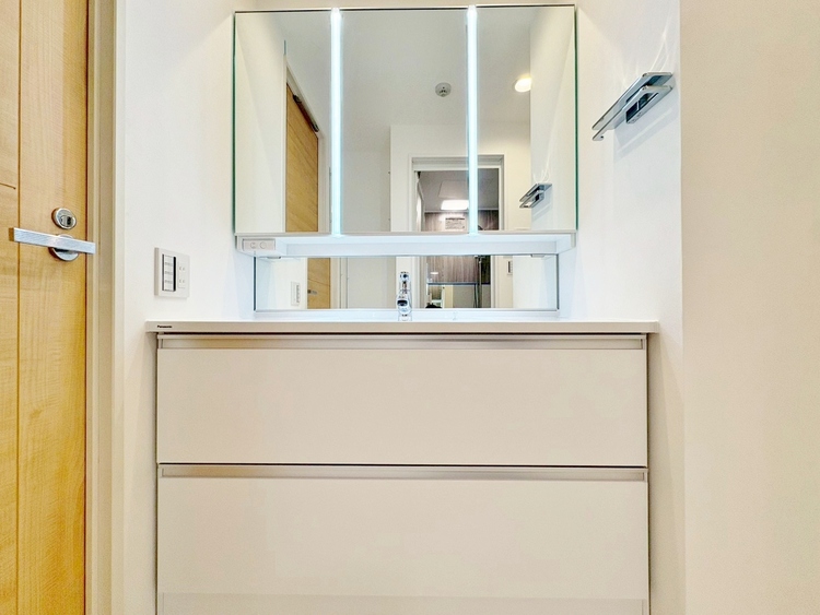 洗面 何かと物が増える場所だからこそ、スッキリと見映えの良い空間に。