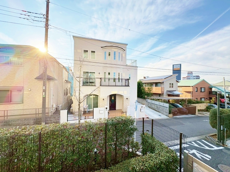 バルコニー 窓を開けると広がる青空。心をリフレッシュして日々を過ごしていきましょう。