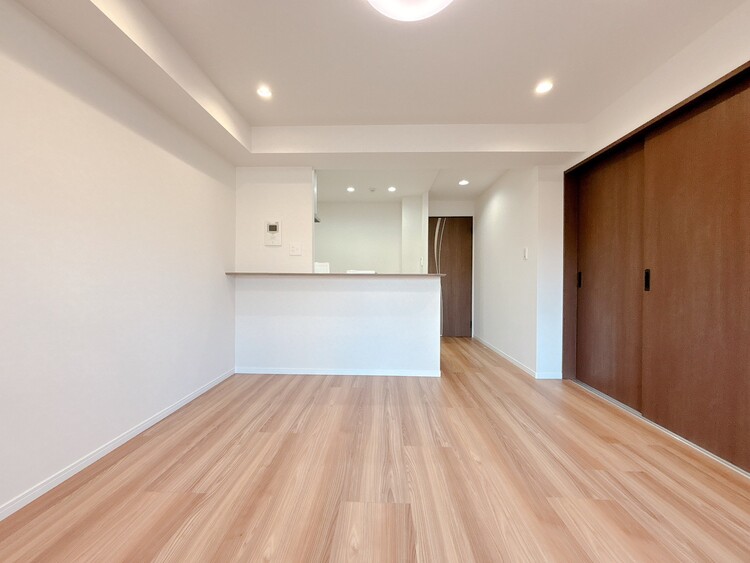 居間 忙しく過ぎゆく日常を置き去るほど、ゆったりした時間が流れるリビング。