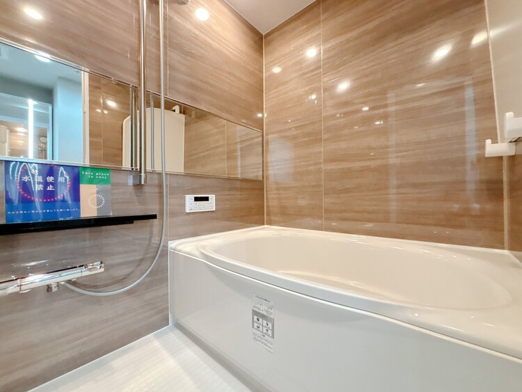 風呂 一日の疲れを癒すバスルームは、心地よいリラックスを叶える清潔感溢れる空間です。