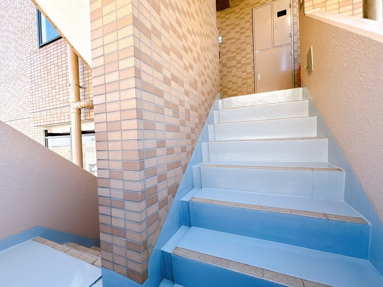 その他 落ち着いた雰囲気の階段。手すりも常設しているので、ゆったりお使いになれます。