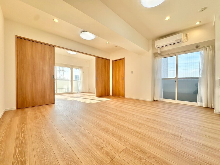 居間 飾り過ぎないシンプルな内装と偏り過ぎないデザインで統一しました。