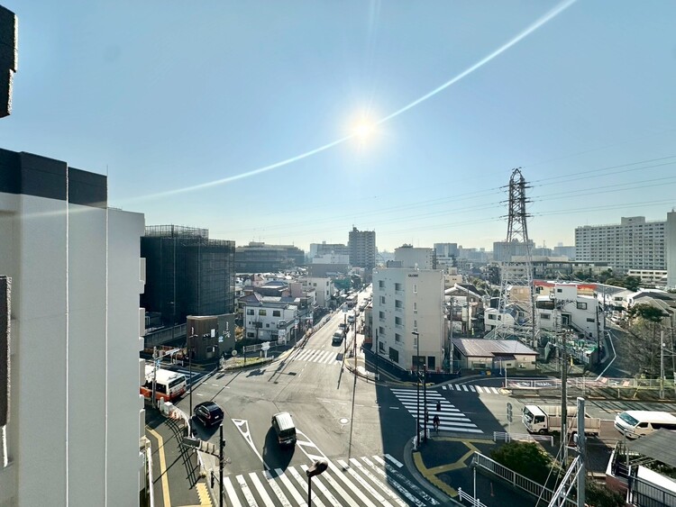 バルコニー 窓を開けると広がる青空。心をリフレッシュして日々を過ごしていきましょう。