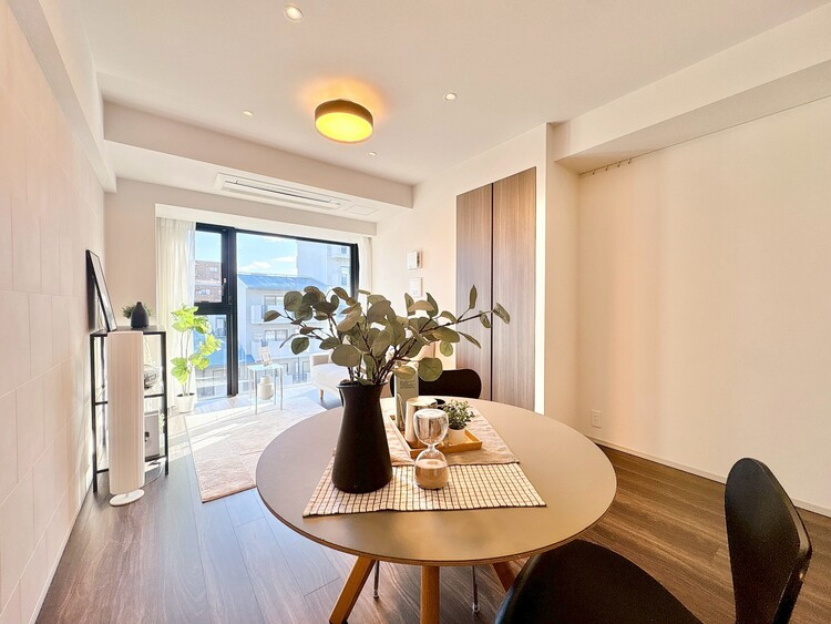 居間 居心地の良い空気感は、暮らしのステージを彩り、心からのやすらぎと満足感を与えてくれます。