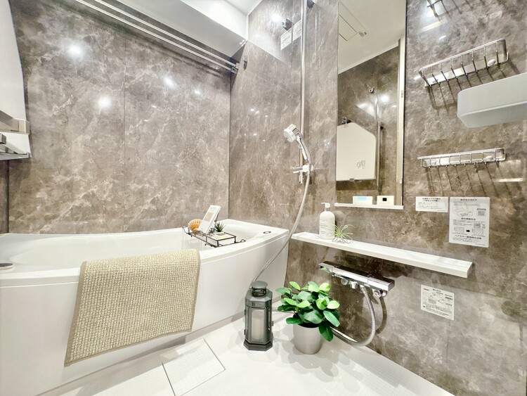 風呂 一日の疲れを癒すバスルームは、心地よいリラックスを叶える清潔感溢れる空間です。
