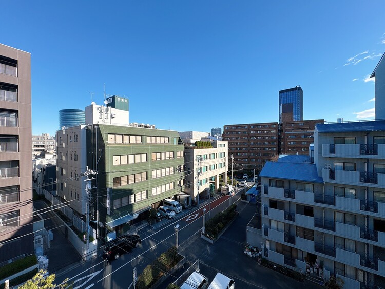 バルコニー 窓を開けると広がる青空。心をリフレッシュして日々を過ごしていきましょう。