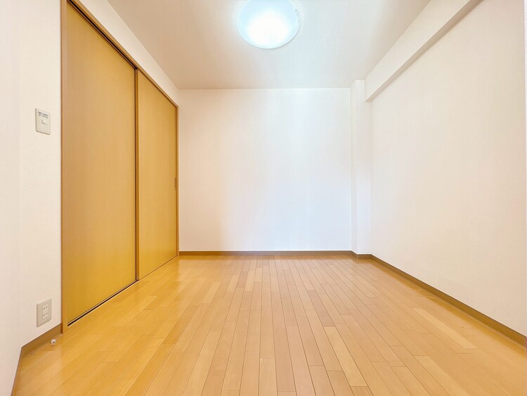 寝室 ベッドも十分に設置するスペースがあります。