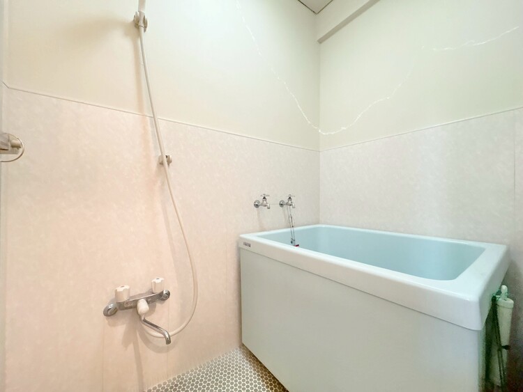 風呂 一日の疲れを癒すバスルームは、心地よいリラックスを叶える清潔感溢れる空間です。