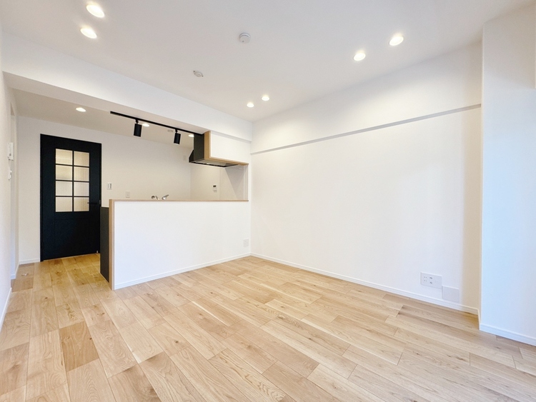 居間 忙しく過ぎゆく日常を置き去るほど、ゆったりした時間が流れるリビング。