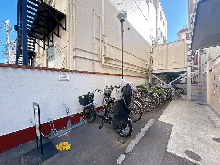設備 きちんと整備された駐輪場。住む方の心遣いが感じられます。