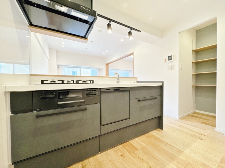 キッチン スマートな意匠と充実の機能を備えたキッチンが、暮らしにおいしい彩りを添えます。