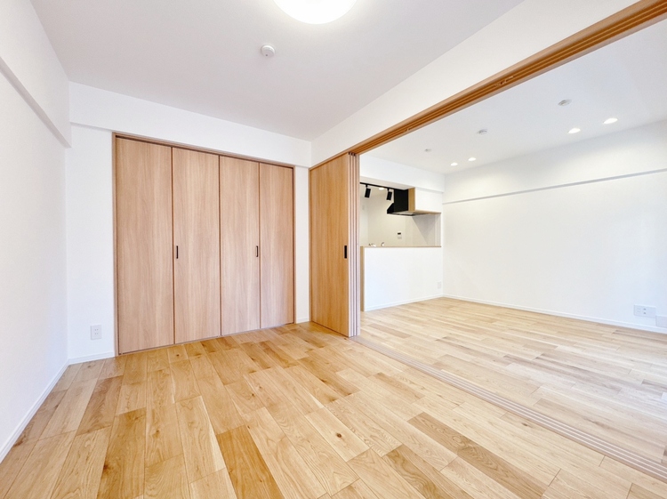 寝室 ベッドも十分に設置するスペースがあります。