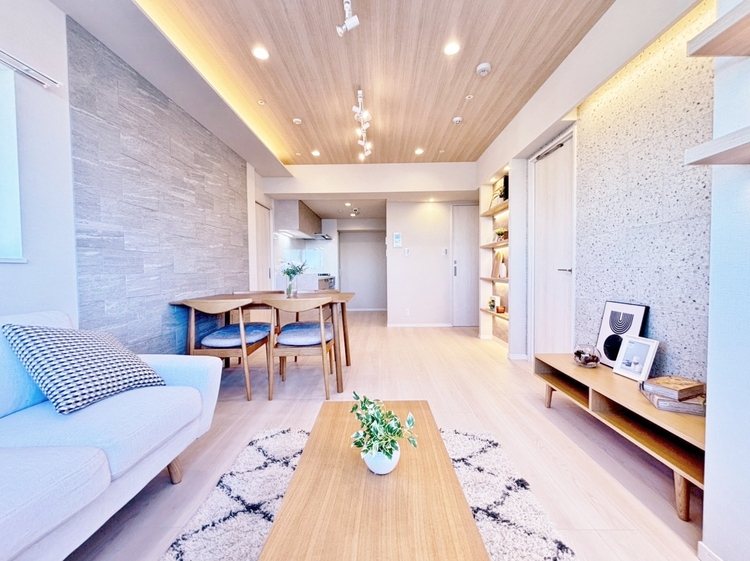 居間 忙しく過ぎゆく日常を置き去るほど、ゆったりした時間が流れるリビング。