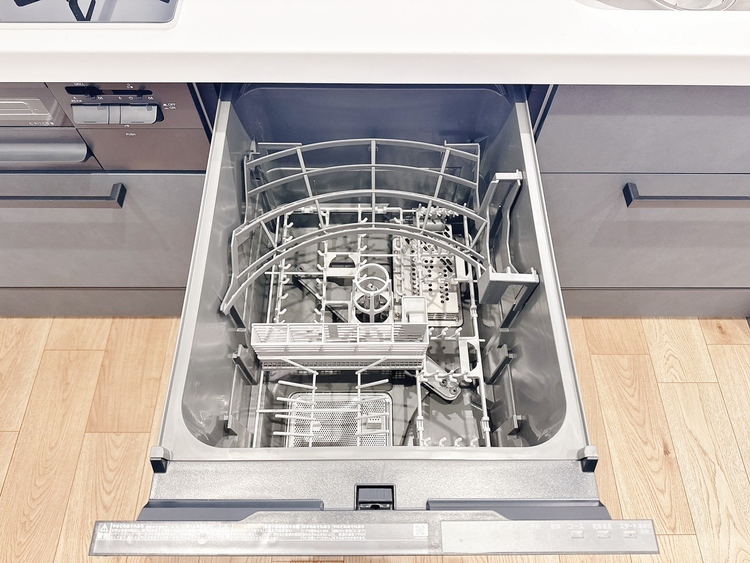 設備 家事の時短に役立つ食洗機。省スペースのビルトインタイプを採用致しました。