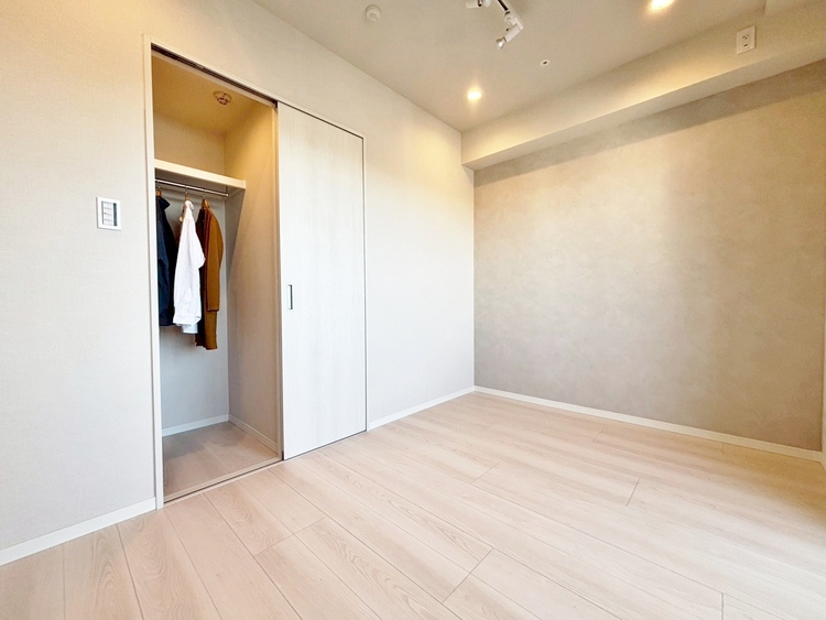 寝室 ベッドも十分に設置するスペースがあります。