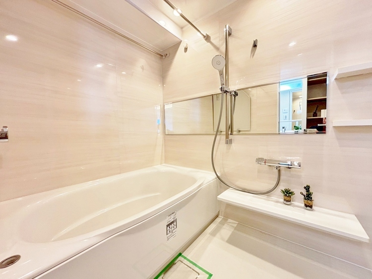 風呂 一日の疲れを癒すバスルームは、心地よいリラックスを叶える清潔感溢れる空間です。