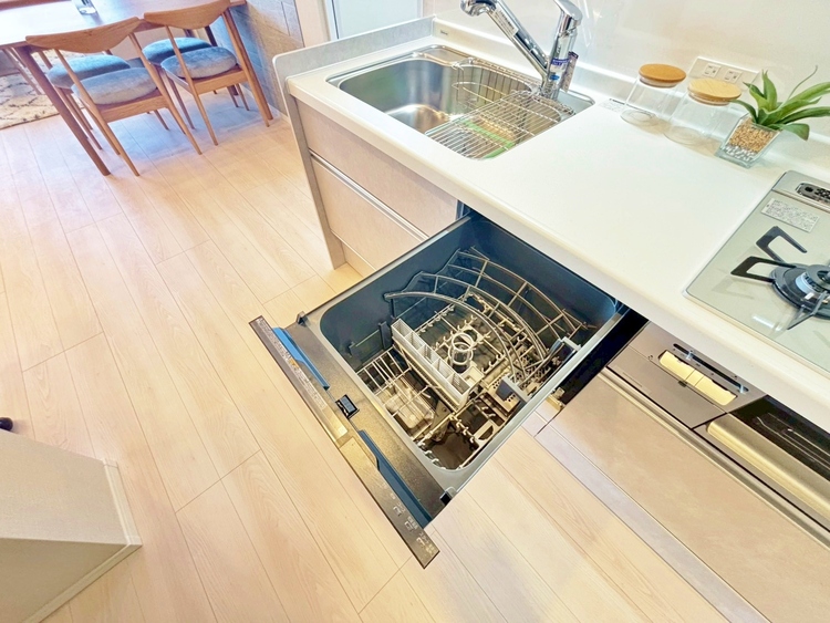 設備 家事の時短に役立つ食洗機。省スペースのビルトインタイプを採用致しました。