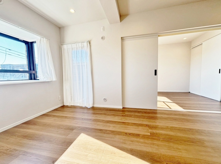 居間 飾り過ぎないシンプルな内装と偏り過ぎないデザインで統一しました。