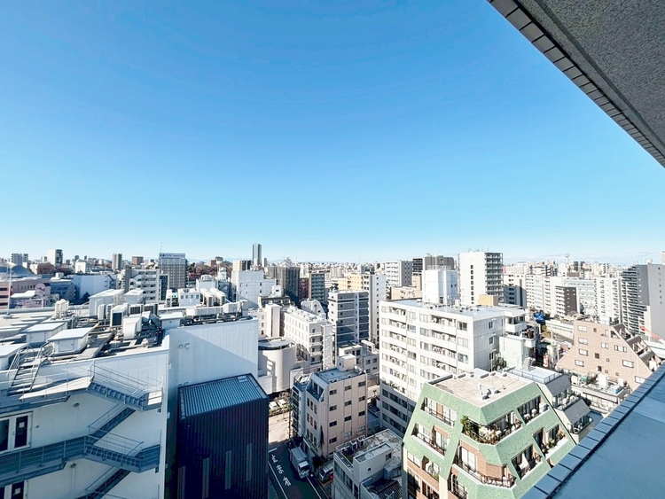 バルコニー 窓を開けると広がる青空。心をリフレッシュして日々を過ごしていきましょう。