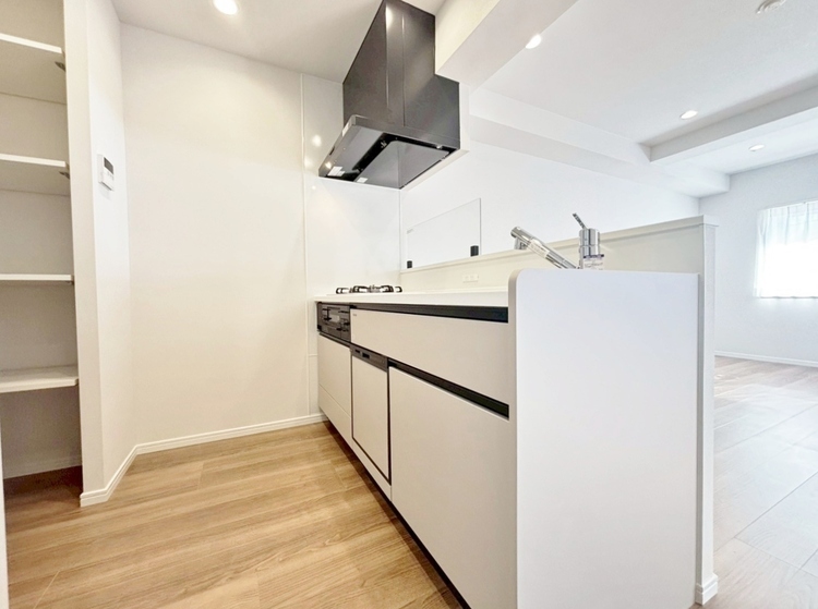 キッチン スマートな意匠と充実の機能を備えたキッチンが、暮らしにおいしい彩りを添えます。