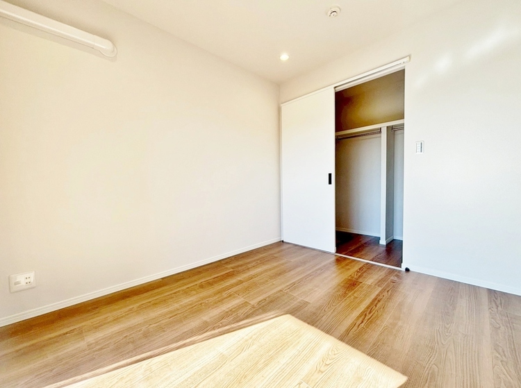 寝室 ベッドも十分に設置するスペースがあります。