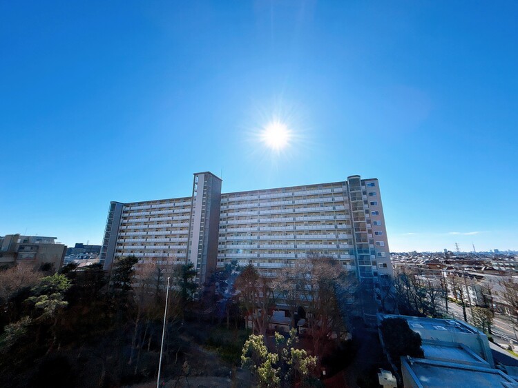 バルコニー 窓を開けると広がる青空。心をリフレッシュして日々を過ごしていきましょう。