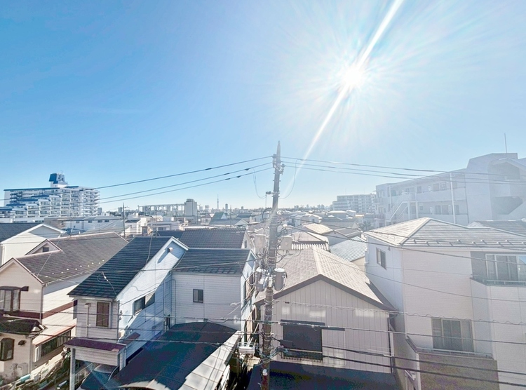 バルコニー 窓を開けると広がる青空。心をリフレッシュして日々を過ごしていきましょう。