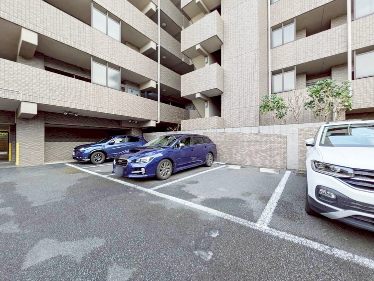 駐車場 本物件の駐車スペースです。車種制限のある場合もございますので、お気軽にお問い合わせくださいませ。