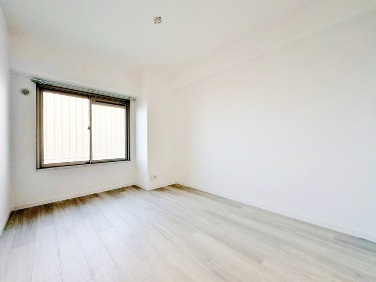 寝室 ベッドも十分に設置するスペースがあります。