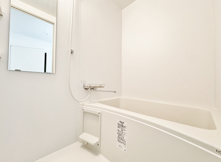 風呂 一日の疲れを癒すバスルームは、心地よいリラックスを叶える清潔感溢れる空間です。