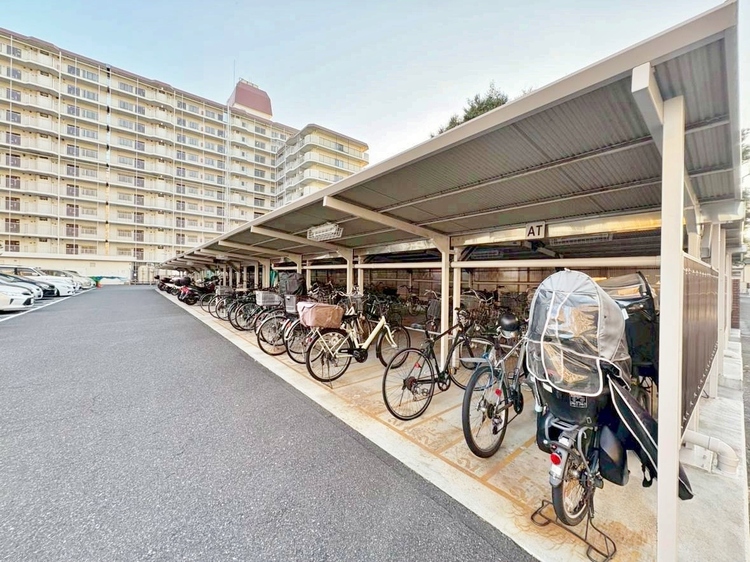 設備 整理整頓された駐輪場で、管理体制の良好さがうかがえます。