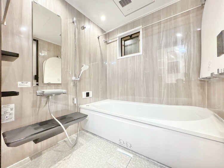 風呂 一日の疲れを癒すバスルームは、心地よいリラックスを叶える清潔感溢れる空間です。