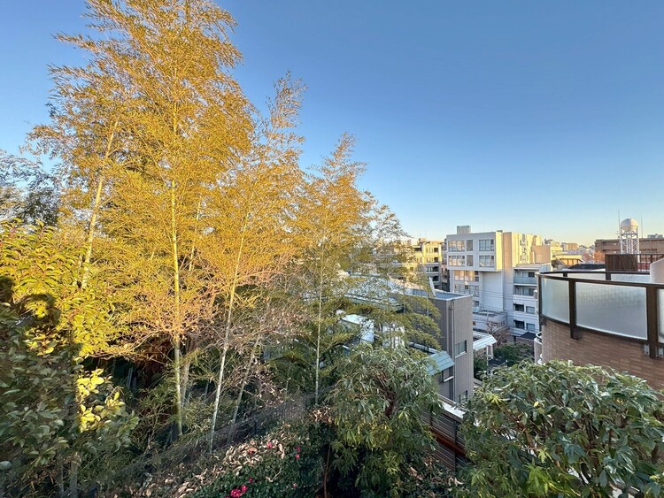 バルコニー 窓を開けると広がる青空。心をリフレッシュして日々を過ごしていきましょう。