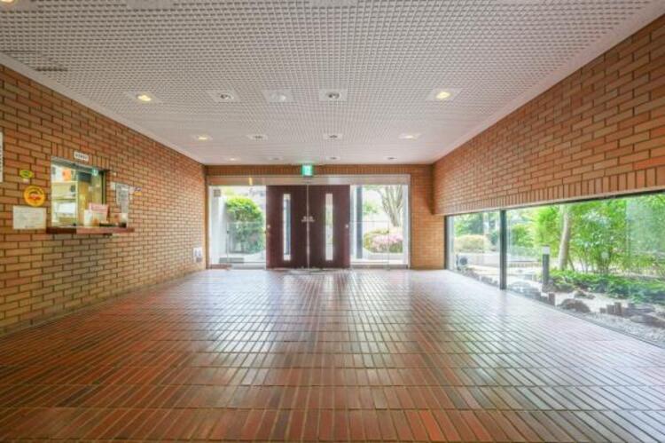 エントランス スタイリッシュなのはもちろん、質感があり、機能的でもあるエントランス。