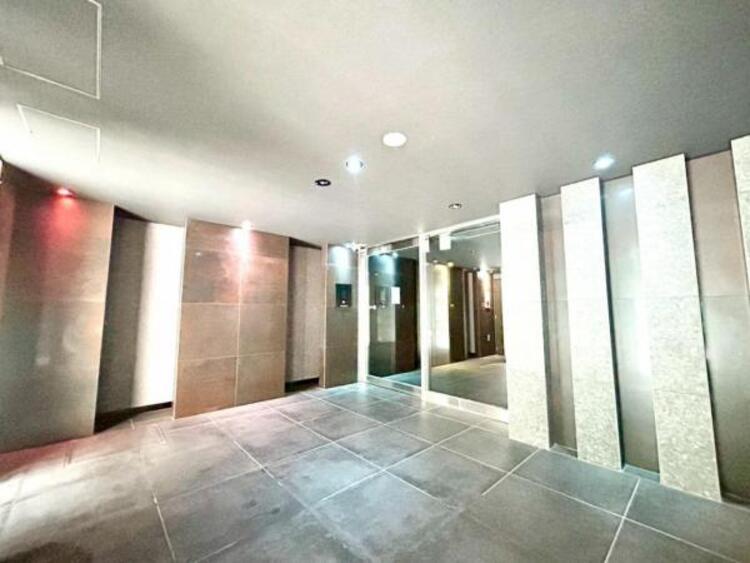 エントランス 管理が行き届いた清潔感のあるエントランス。オートロックや防犯カメラも完備されておりマンションならではの防犯性の高さも住宅選びの大切な要素ですね。