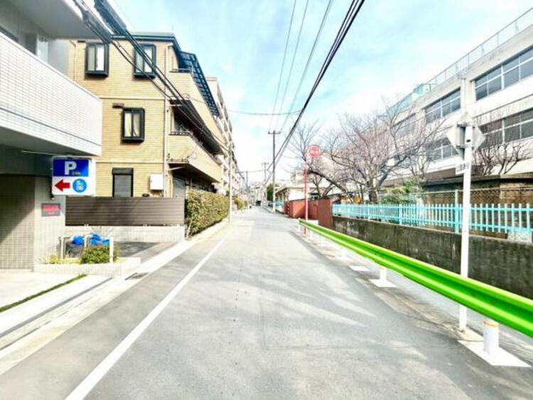 その他 前面道路は一方通行ですので、小さなお子様もご安心してお過ごしいただけます。