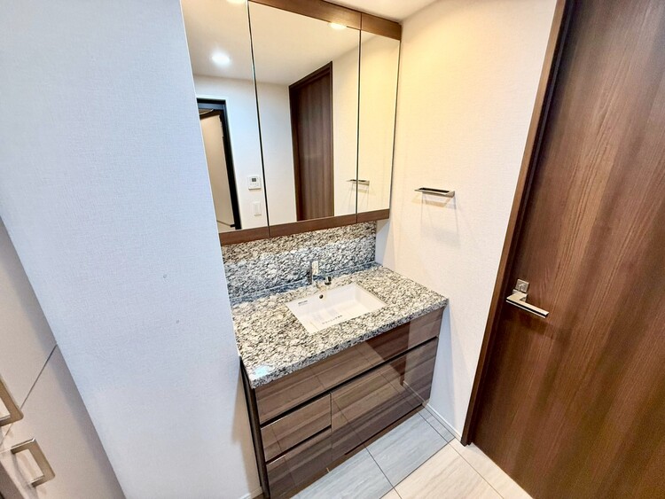 その他 清潔感を感じられる洗面化粧台。