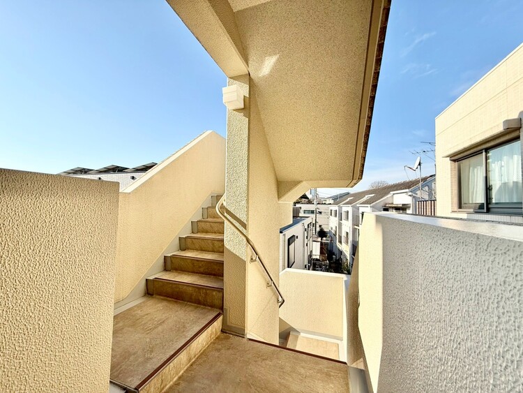 その他 共用部の階段です。明るく清潔に管理されています。