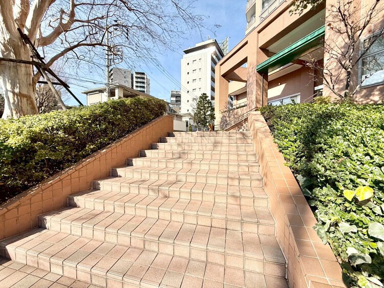 その他 共用部の階段です。明るく清潔に管理されています。