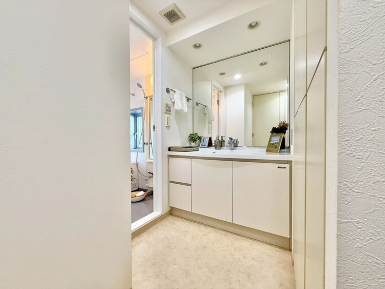 その他 十分な広さの脱衣所。